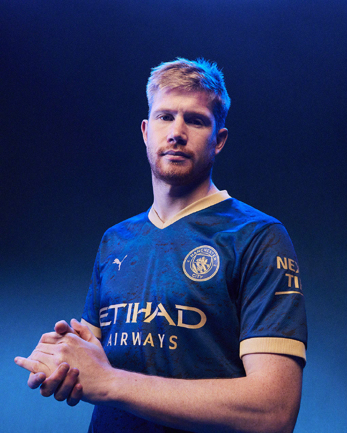 中国乒乓球队在关键战中被法国新星勒布伦逆转，展现技术与心理博弈，国乒面临严峻挑战。