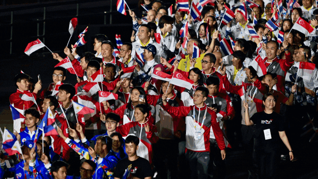 “黄袍”加身，里约热内卢基督像穿上黄潜球衣