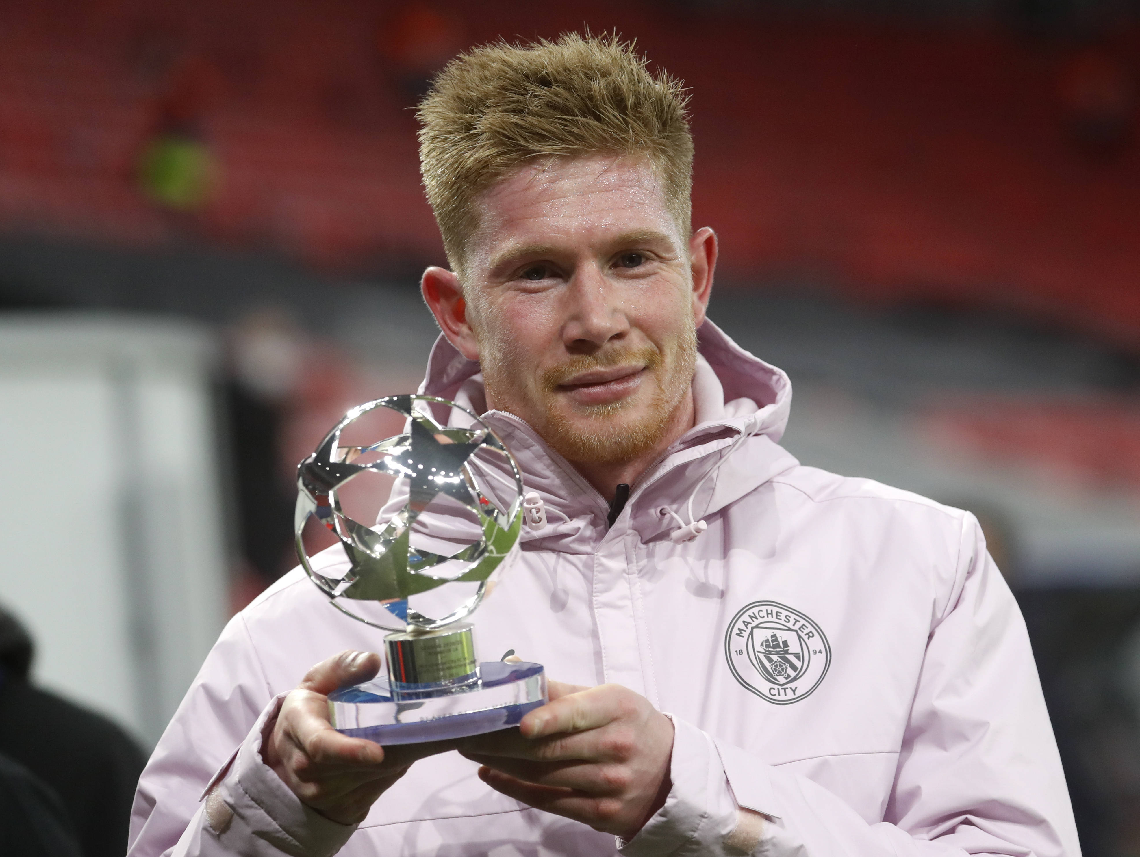 随迈阿密国际夺冠，德保罗赛后剪下主场球网留念