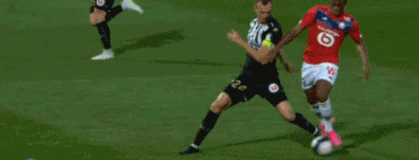 上海海港实现中超三连冠，为中国顶级联赛历史第三队