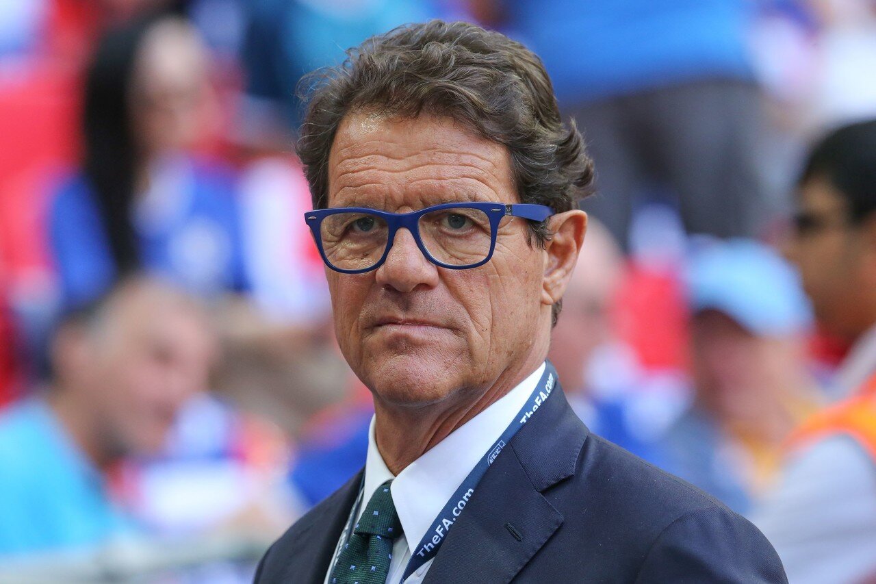 正随巴西在枪手基地训练，维尼修斯与多名阿森纳青训球员合影